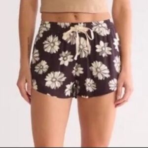 Billabong Floral Black and White Women's Shorts -size L NWT